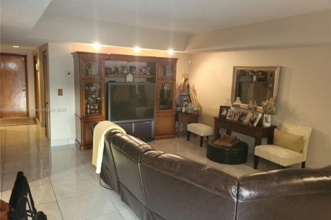 Villa ou maison à vendre à Miami, Floride: 4 chambres № 2023089 - photo 21