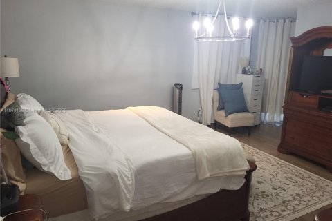 Villa ou maison à vendre à Miami, Floride: 4 chambres № 2023089 - photo 29