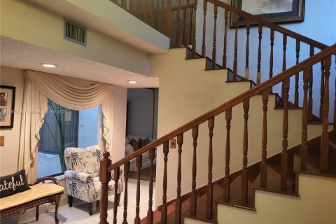 Villa ou maison à vendre à Miami, Floride: 4 chambres № 2023089 - photo 2