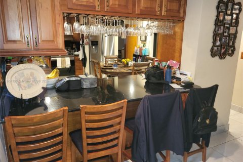 Villa ou maison à vendre à Miami, Floride: 4 chambres № 2023089 - photo 14