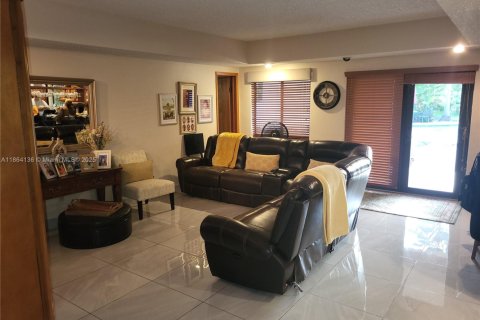 Villa ou maison à vendre à Miami, Floride: 4 chambres № 2023089 - photo 20