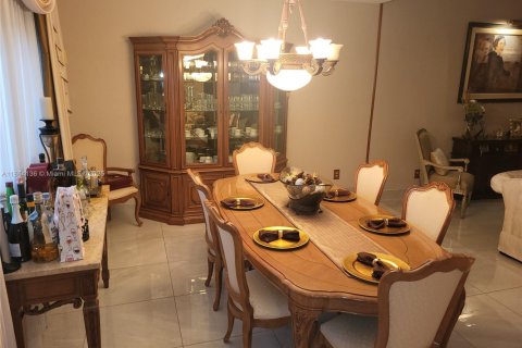 Villa ou maison à vendre à Miami, Floride: 4 chambres № 2023089 - photo 11