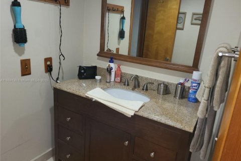 Villa ou maison à vendre à Miami, Floride: 4 chambres № 2023089 - photo 23