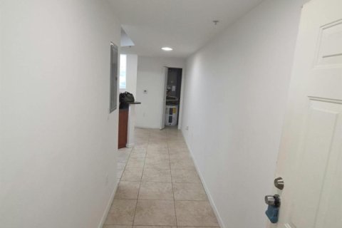 Condo in Miami, Florida, 1 bedroom  № 2399629 - photo 5