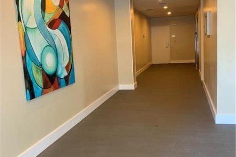 Condo in Miami, Florida, 1 bedroom  № 2399629 - photo 2