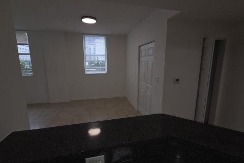 Condo in Miami, Florida, 1 bedroom  № 2399629 - photo 7
