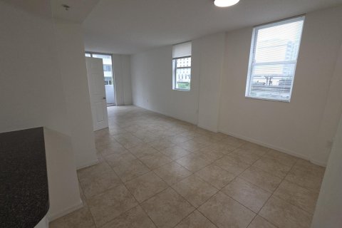 Condo in Miami, Florida, 1 bedroom  № 2399629 - photo 11