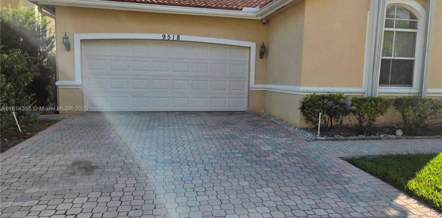 Дом в Дорал, Флорида 3 спальни, 148.18м2 № 1970130