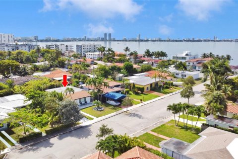 House in North Bay Village, Florida 4 bedrooms № 1887593 - photo 7