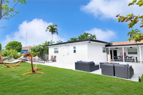 House in North Bay Village, Florida 4 bedrooms № 1887593 - photo 14
