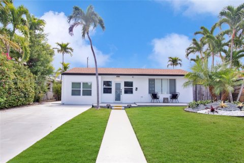 House in North Bay Village, Florida 4 bedrooms № 1887593 - photo 1