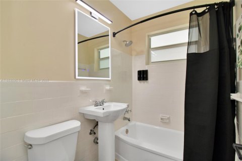 House in North Bay Village, Florida 4 bedrooms № 1887593 - photo 21