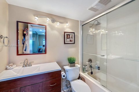 Condo in Pembroke Pines, Florida, 2 bedrooms  № 1705067 - photo 24