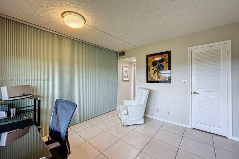 Condo in Pembroke Pines, Florida, 2 bedrooms  № 1705067 - photo 22