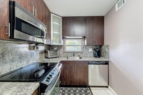Condo in Pembroke Pines, Florida, 2 bedrooms  № 1705067 - photo 11