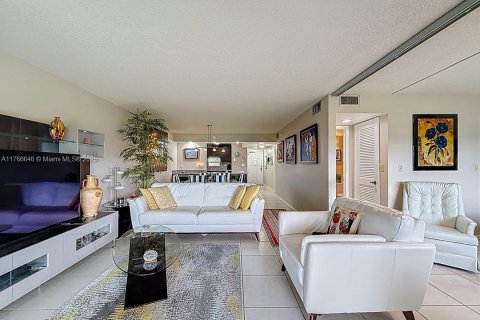 Condo in Pembroke Pines, Florida, 2 bedrooms  № 1705067 - photo 3