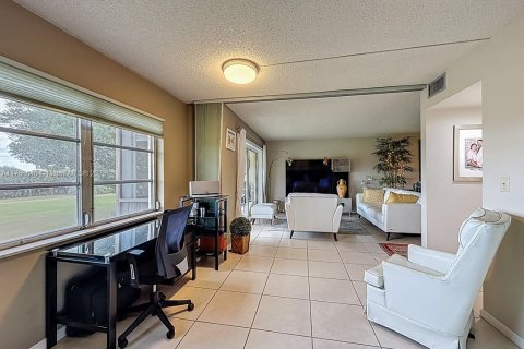 Condo in Pembroke Pines, Florida, 2 bedrooms  № 1705067 - photo 23