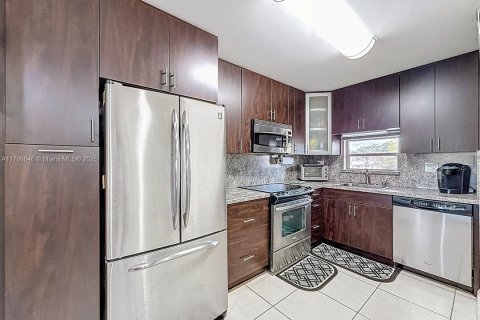 Condo in Pembroke Pines, Florida, 2 bedrooms  № 1705067 - photo 9