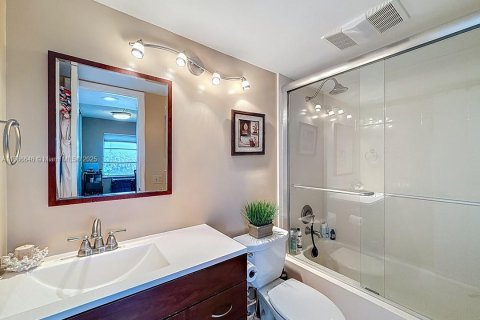 Condo in Pembroke Pines, Florida, 2 bedrooms  № 1705067 - photo 25