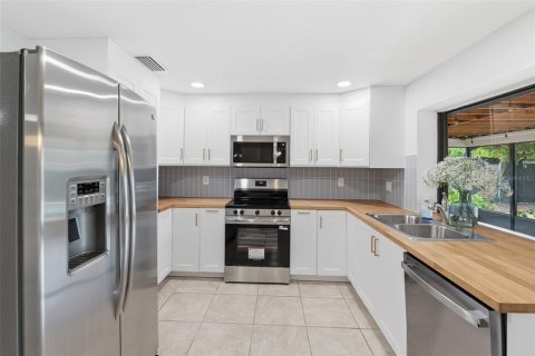 House in Tampa, Florida 4 bedrooms, 232.81 sq.m. № 2210433 - photo 13