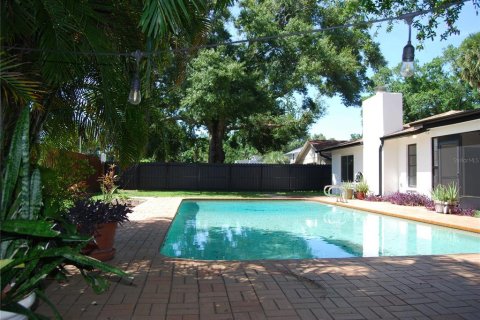 House in Tampa, Florida 4 bedrooms, 232.81 sq.m. № 2210433 - photo 27