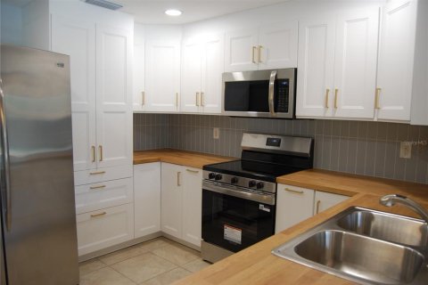House in Tampa, Florida 4 bedrooms, 232.81 sq.m. № 2210433 - photo 15