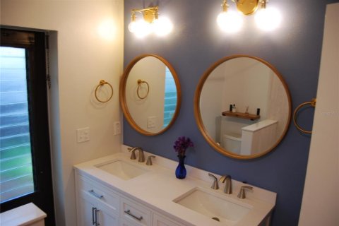 House in Tampa, Florida 4 bedrooms, 232.81 sq.m. № 2210433 - photo 24