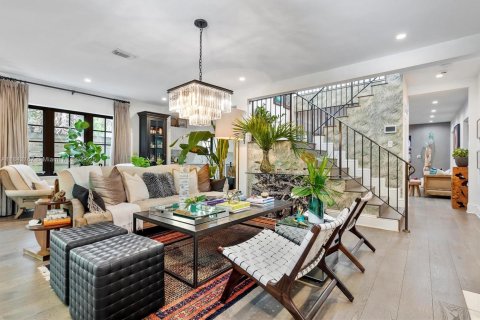House in Miami, Florida 5 bedrooms, 292.27 sq.m. № 1840853 - photo 6