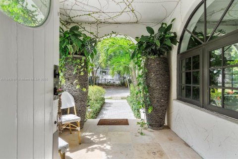House in Miami, Florida 5 bedrooms, 292.27 sq.m. № 1840853 - photo 5