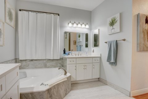 House in Boca Raton, Florida 4 bedrooms, 332.78 sq.m. № 2251531 - photo 18