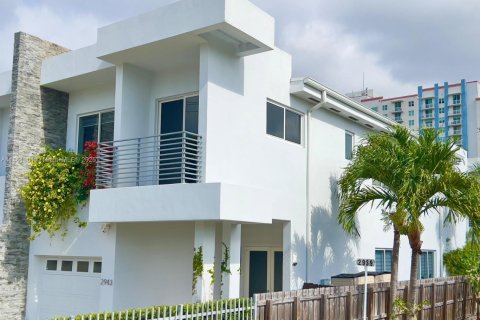Adosado en venta en Miami, Florida, 3 dormitorios, 214.79 m2 № 1891969 - foto 1