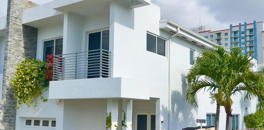Adosado en Miami, Florida 3 dormitorios, 214.79 m2 № 1891969