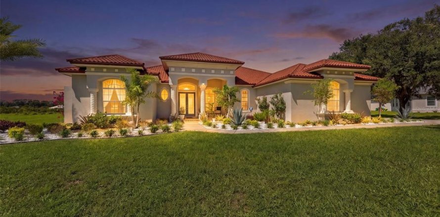House in Land O' Lakes, Florida 4 bedrooms, 312.06 sq.m. № 2219604
