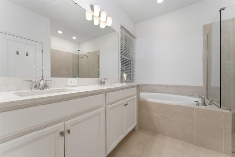 House in Clermont, Florida 4 bedrooms, 268.67 sq.m. № 2130385 - photo 15