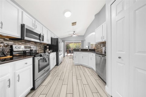 Villa ou maison à vendre à Kissimmee, Floride: 5 chambres, 215.25 m2 № 2365572 - photo 15