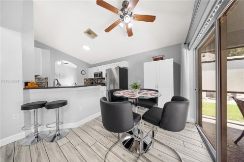 Villa ou maison à vendre à Kissimmee, Floride: 5 chambres, 215.25 m2 № 2365572 - photo 18