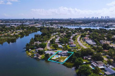 House in West Park, Florida 4 bedrooms, 135.64 sq.m. № 1989883 - photo 25