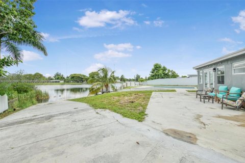 House in West Park, Florida 4 bedrooms, 135.64 sq.m. № 1989883 - photo 23