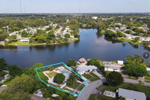 Casa en alquiler en West Park, Florida, 4 dormitorios, 135.64 m2 № 1989883 - foto 1