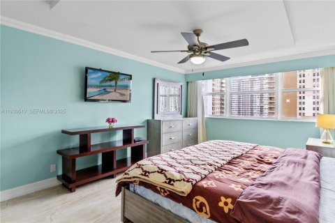 Condo in Hallandale Beach, Florida, 3 bedrooms  № 1990290 - photo 18