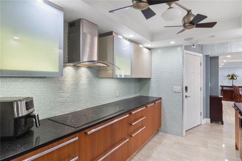 Condo in Hallandale Beach, Florida, 3 bedrooms  № 1990290 - photo 26
