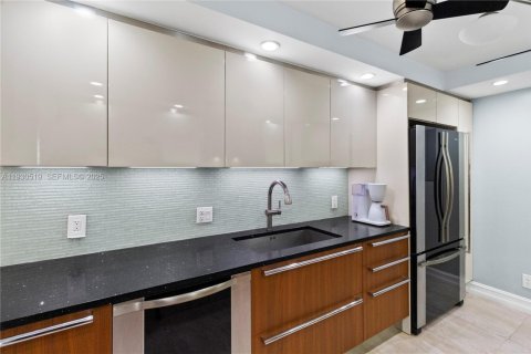 Condo in Hallandale Beach, Florida, 3 bedrooms  № 1990290 - photo 28