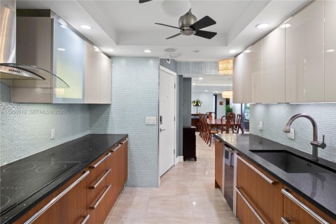 Condo in Hallandale Beach, Florida, 3 bedrooms  № 1990290 - photo 25