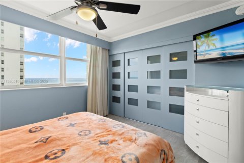 Condo in Hallandale Beach, Florida, 3 bedrooms  № 1990290 - photo 23