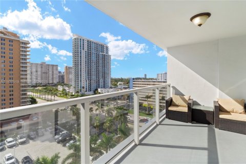 Condo in Hallandale Beach, Florida, 3 bedrooms  № 1990290 - photo 30