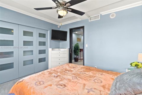 Condo in Hallandale Beach, Florida, 3 bedrooms  № 1990290 - photo 22