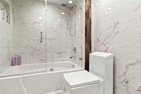 Condo in Hallandale Beach, Florida, 3 bedrooms  № 1990290 - photo 16