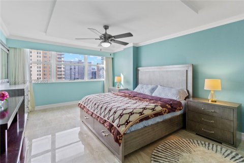 Condo in Hallandale Beach, Florida, 3 bedrooms  № 1990290 - photo 17