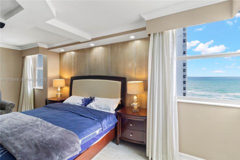 Condo in Hallandale Beach, Florida, 3 bedrooms  № 1990290 - photo 10