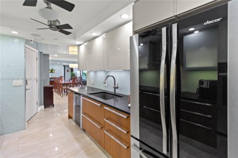 Condo in Hallandale Beach, Florida, 3 bedrooms  № 1990290 - photo 27